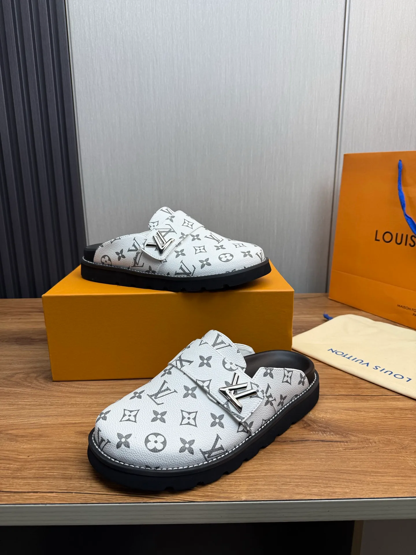 Men's shoes 💰420💰 Lv. hot selling men's slippers 🔥 🩴Official website one to one production 38-45 sizes 45 46 🉑️Customized!